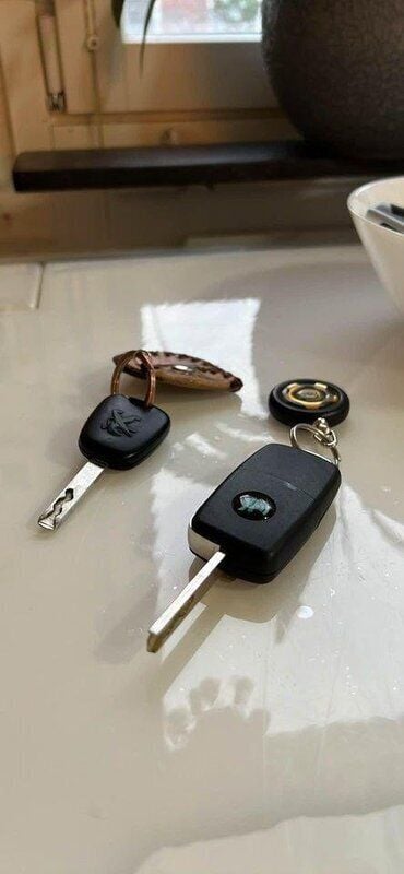 Svart Begagnad 2012 Peugeot 107 Halvkombi | 45 000 kr (Marknadspris) - Bild 1/4