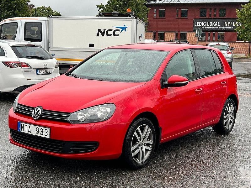 Röd Begagnad 2010 VW Golf VI Halvkombi | 59 900 kr (Marknadspris) - Bild 1/4