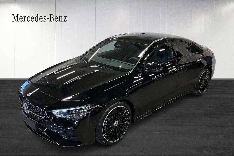 Svart Ny 2024 Mercedes CLA200 AMG Sportkupé | 465 500 kr (Lite dyr) - Bild 1/4
