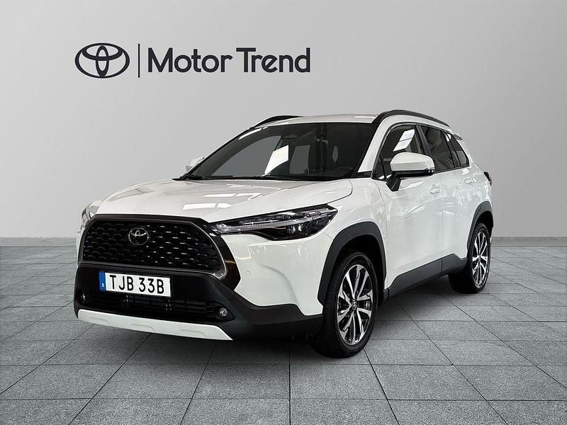Vit Begagnad 2025 Toyota Corolla Cross Style SUV | 374 900 kr (Marknadspris) - Bild 1/3