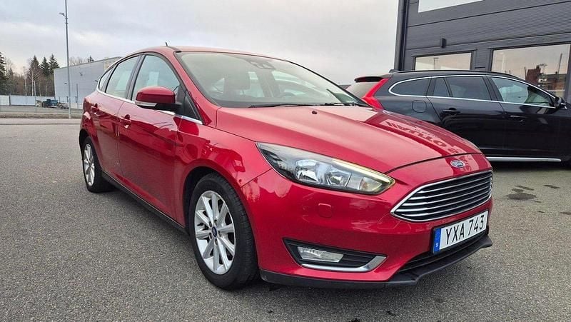 Röd Begagnad 2017 Ford Focus Halvkombi | 79 900 kr (Bra pris) - Bild 1/4
