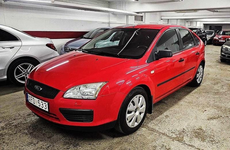 Röd Begagnad 2005 Ford Focus Halvkombi | 24 900 kr (Marknadspris) - Bild 1/4