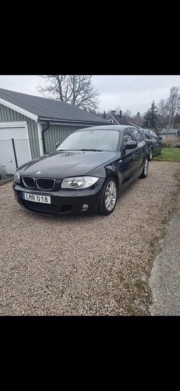 Svart Begagnad 2010 BMW 118 Halvkombi | 58 000 kr (Marknadspris) - Bild 1/4