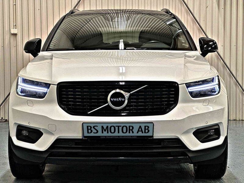 Vit Begagnad 2017 Volvo XC40 R-Design SUV | 329 900 kr (Dyr) - Bild 1/4