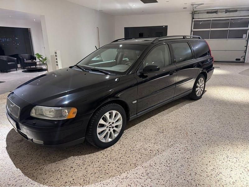 Svart Begagnad 2005 Volvo V70 Kinetic Kombi | 42 900 kr (Marknadspris) - Bild 1/4