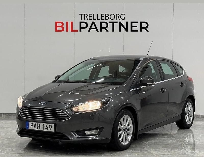 Grå Begagnad 2016 Ford Focus Titanium Halvkombi | 64 900 kr (Marknadspris) - Bild 1/4