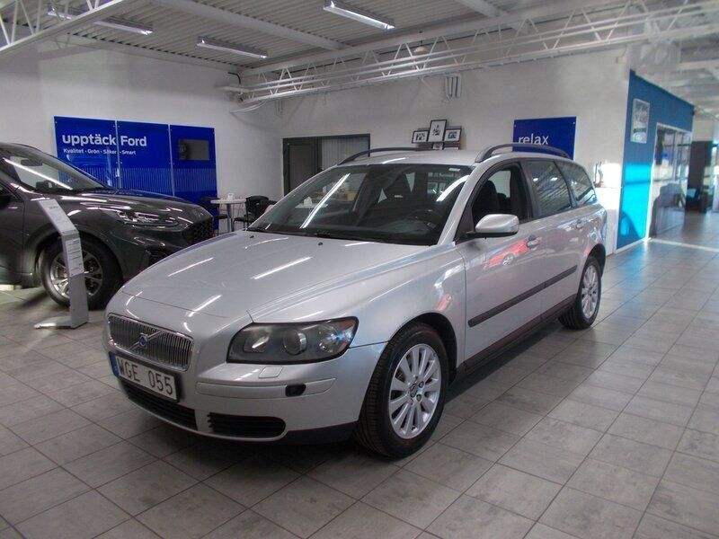 Ljusgrå (silver met) Begagnad 2004 Volvo V50 Kombi | 59 400 kr (Dyr) - Bild 1/4