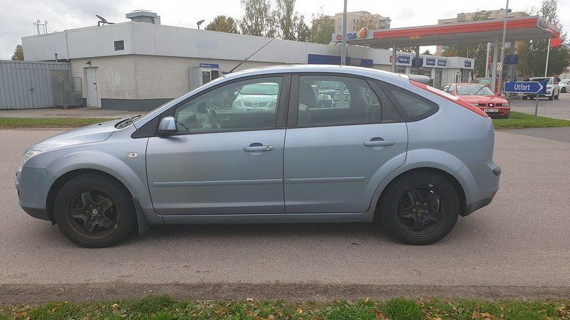 Blå Begagnad 2007 Ford Focus Trend+ Halvkombi | 14 500 kr (Bra pris) - Bild 1/4