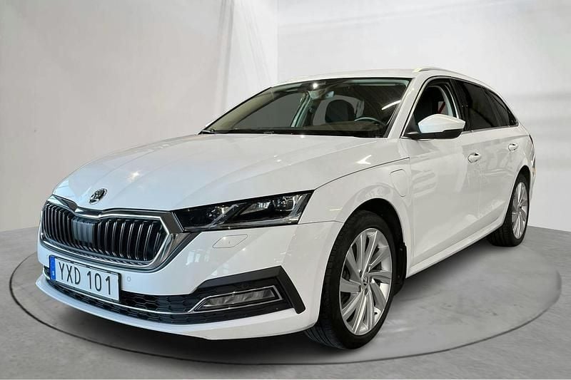 Vit Begagnad 2021 Skoda Octavia Kombi | 200 000 kr (Superpris) - Bild 1/4