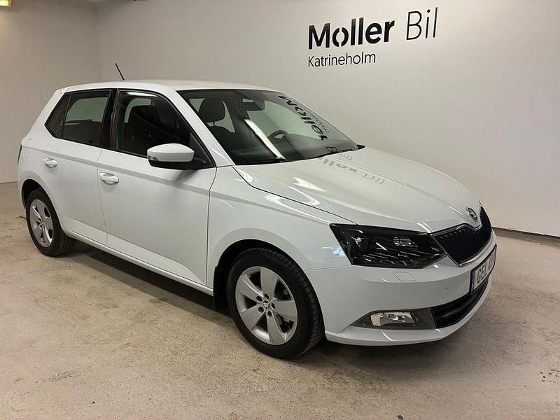 Vit (moon white met.) Begagnad 2015 Skoda Fabia Halvkombi | 112 900 kr (Marknadspris) - Bild 1/4