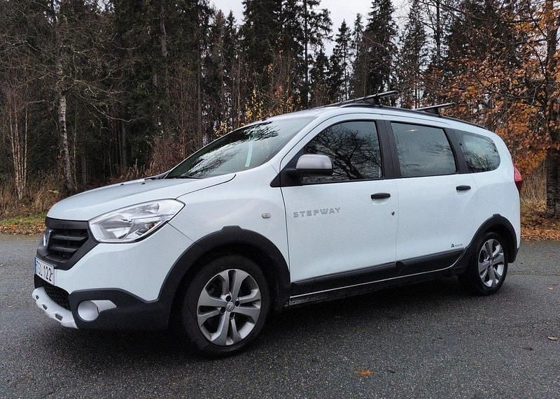 Vit Begagnad 2016 Dacia Lodgy Stepway Minibuss | 59 900 kr (Marknadspris) - Bild 1/4