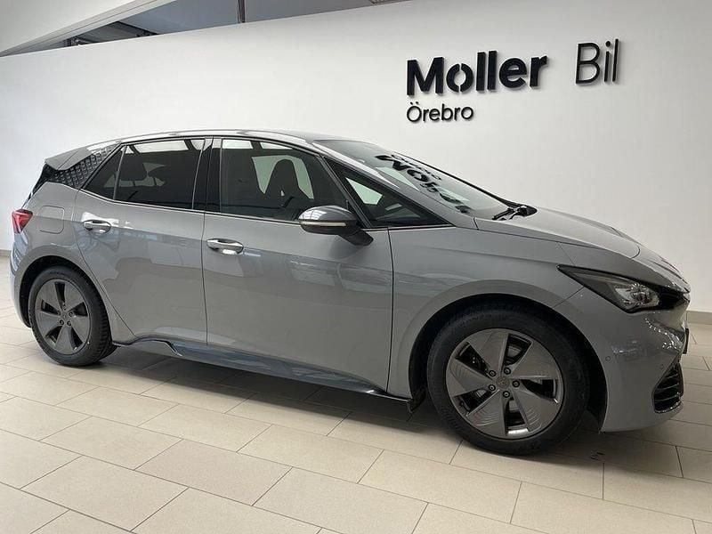 Ljusgrå (vapor grey) Begagnad 2022 Cupra Born Halvkombi | 239 900 kr (Superpris) - Bild 1/4
