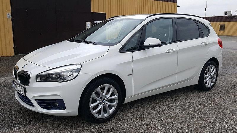 Vit (alpinvit) Begagnad 2016 BMW 218 Active Tourer Sport Line Minibuss | 175 000 kr (Marknadspris) - Bild 1/4
