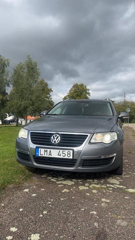 Grå Begagnad 2008 VW Passat Sportline Kombi | 45 000 kr (Marknadspris) - Bild 1/4