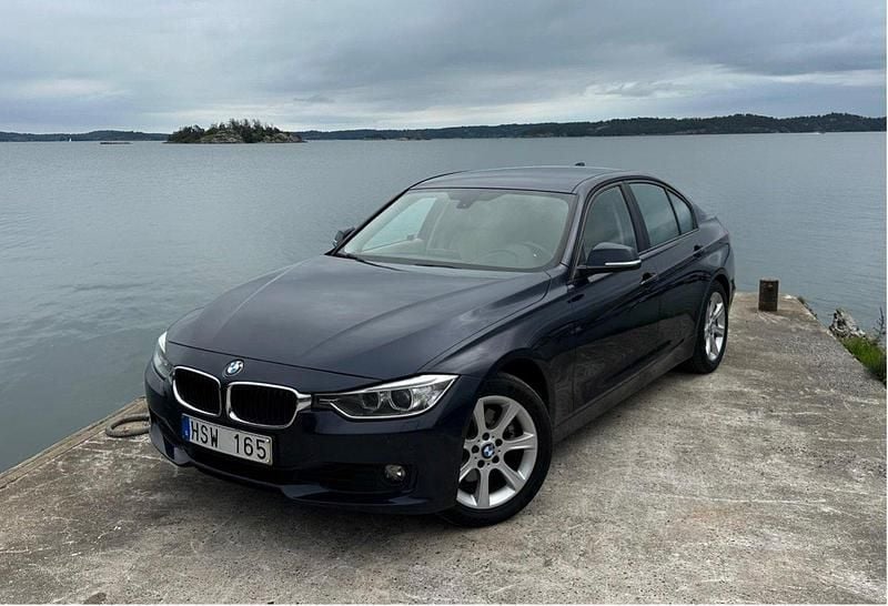 Blå Begagnad 2013 BMW 328 Sedan | 124 900 kr (Marknadspris) - Bild 1/4