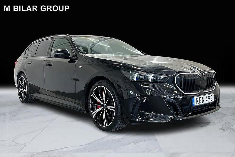 Svart Begagnad 2024 BMW i5 Comfort Edition Sedan | 859 000 kr (Marknadspris) - Bild 1/4