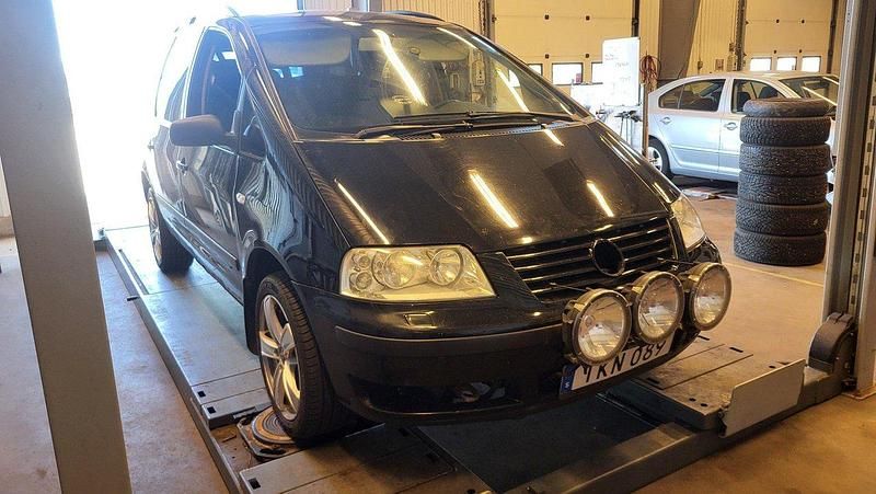 Svart Begagnad 2003 VW Sharan Comfortline Minibuss | 15 000 kr - Bild 1/1