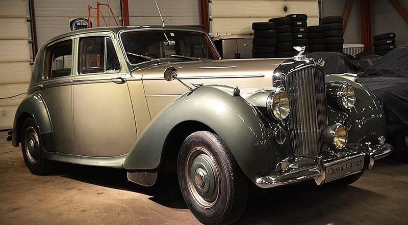 Begagnad Bentley Mark VI 150 HK (110 kW) 1951 Tvåtons grågrön met/oxblod skinnklädsel Sedan