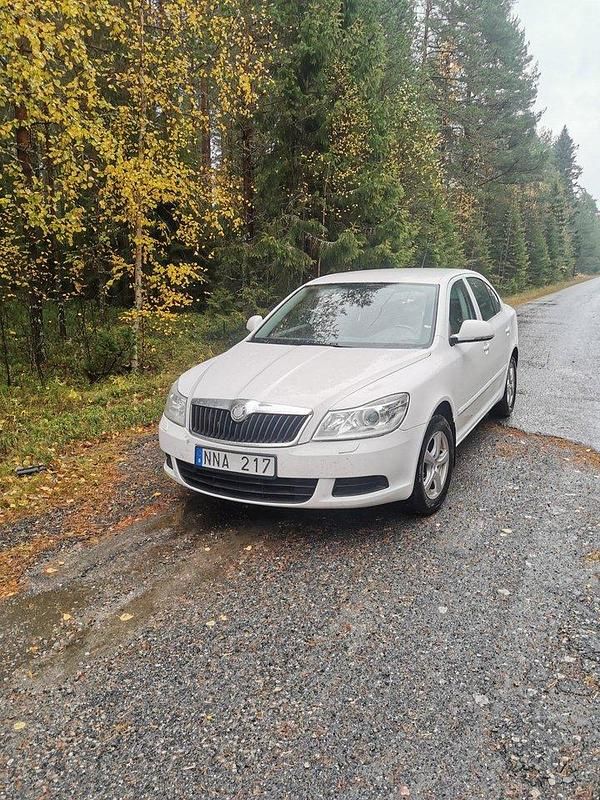 Vit Begagnad 2009 Skoda Octavia Ambiente Halvkombi | 26 000 kr (Marknadspris) - Bild 1/4