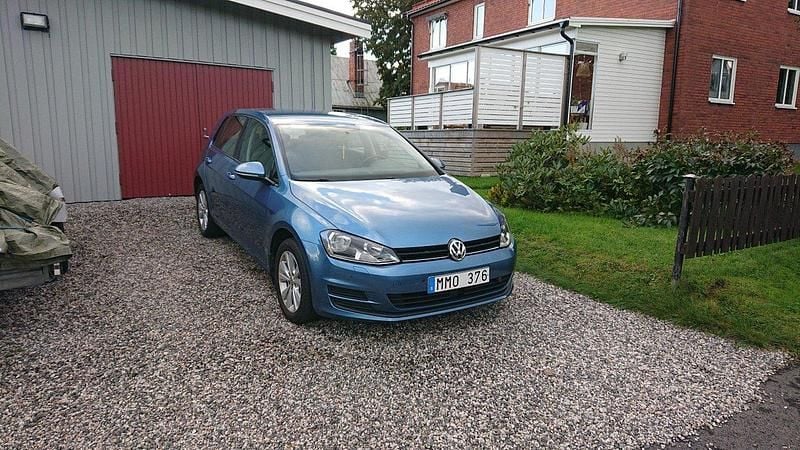 Blå Begagnad 2014 VW Golf VII Halvkombi | 55 000 kr (Bra pris) - Bild 1/3