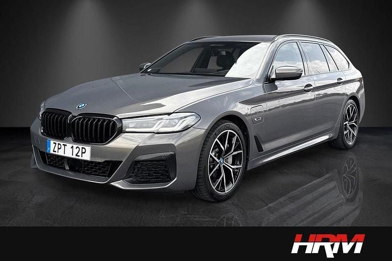 Grå Begagnad 2022 BMW 530e M Sport Kombi | 384 900 kr (Marknadspris) - Bild 1/4