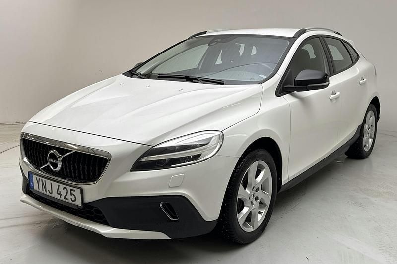 Vit Begagnad 2018 Volvo V40 CC Momentum Kombi | 160 000 kr (Marknadspris) - Bild 1/4