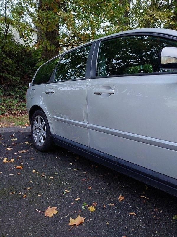 Grå Begagnad 2004 Volvo V50 Kombi | 18 000 kr (Superpris) - Bild 1/3