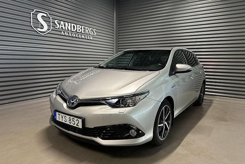 Silver Begagnad 2017 Toyota Auris Hybrid Comfort Halvkombi | 187 500 kr (Marknadspris) - Bild 1/4