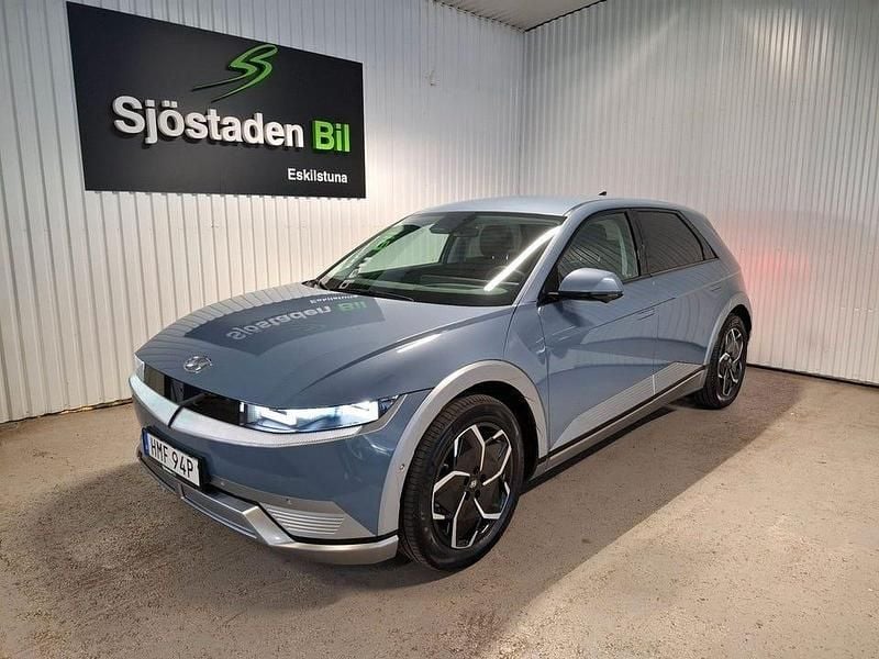 Blå Begagnad 2023 Hyundai Ioniq 5 Advanced SUV | 438 900 kr (Superpris) - Bild 1/4