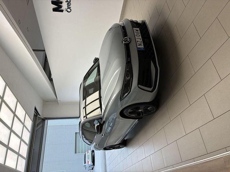 Silver (oyster silver metallic) Ny 2025 VW Passat R-line Kombi | 591 300 kr (Marknadspris) - Bild 1/4