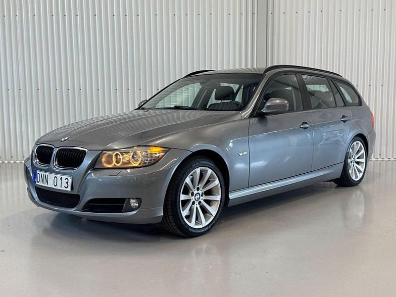 Grå Begagnad 2010 BMW 320 Kombi | 84 900 kr (Marknadspris) - Bild 1/4