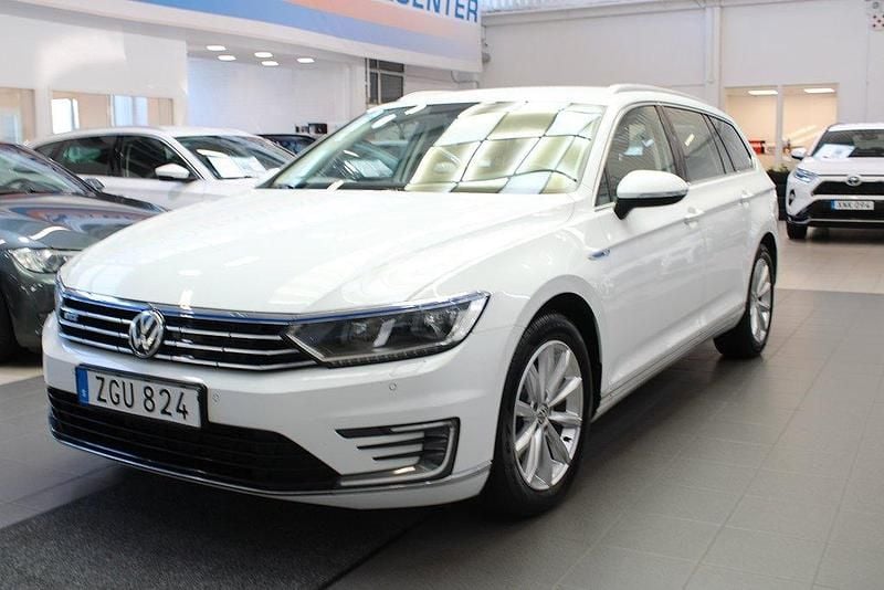 Vit Begagnad 2018 VW Passat GTE Kombi | 179 900 kr (Bra pris) - Bild 1/4