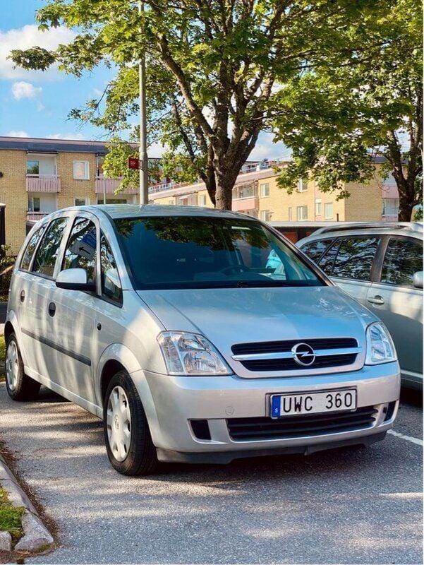 Grå Begagnad 2004 Opel Meriva Minibuss | 28 000 kr (Marknadspris) - Bild 1/4