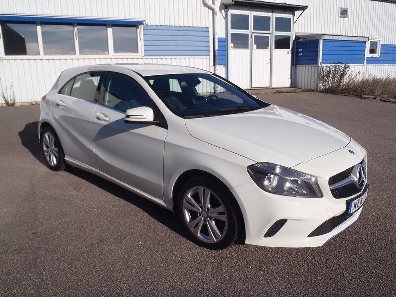 Vit Begagnad 2016 Mercedes A180 Halvkombi | 149 500 kr (Lite dyr) - Bild 1/4