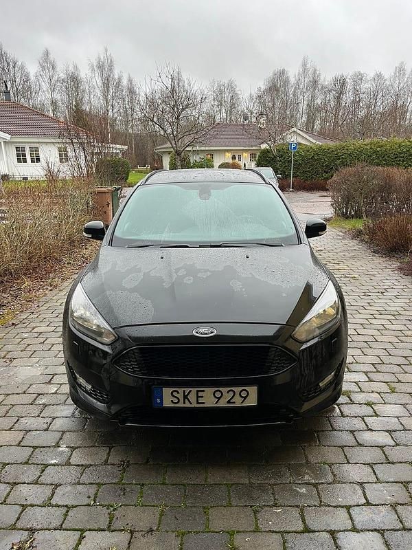 Svart Begagnad 2017 Ford Focus Kombi | 72 000 kr (Marknadspris) - Bild 1/4