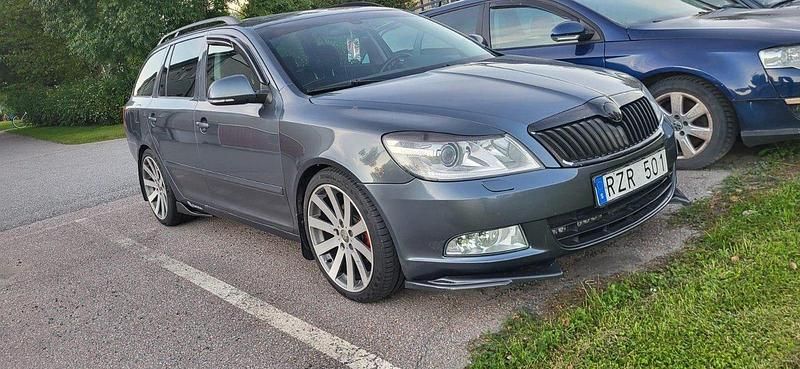 Grå Begagnad 2009 Skoda Octavia Elegance Kombi | 58 000 kr (Dyr) - Bild 1/4