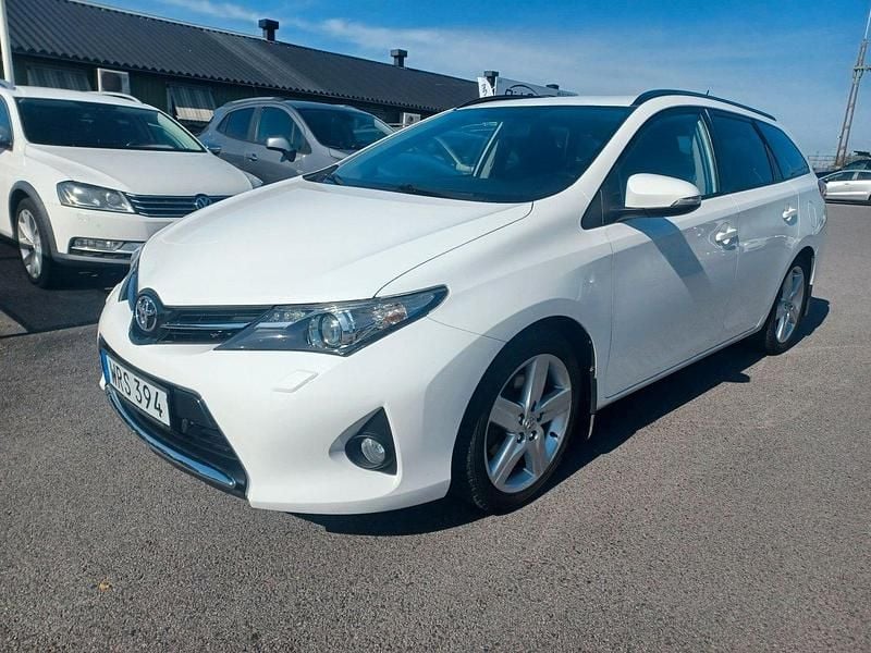 Vit Begagnad 2014 Toyota Auris Touring Sports Edition Kombi | 109 900 kr (Marknadspris) - Bild 1/4