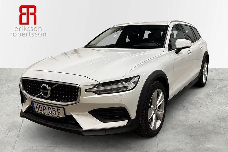 Vit Begagnad 2022 Volvo V60 CC Momentum Kombi | 299 900 kr (Marknadspris) - Bild 1/4