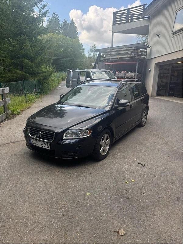 Svart Begagnad 2009 Volvo V50 Momentum Kombi | 65 000 kr (Marknadspris) - Bild 1/4
