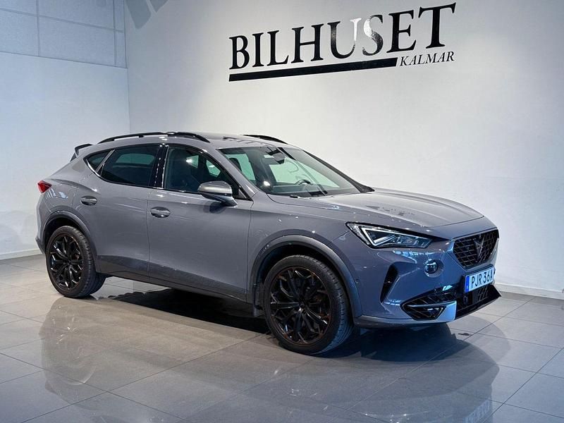 Ljusgrå (grå) Begagnad 2022 Cupra Formentor SUV | 379 900 kr (Lite dyr) - Bild 1/4