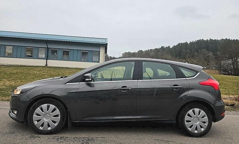 Grå Begagnad 2016 Ford Focus Halvkombi | 72 800 kr (Marknadspris) - Bild 1/4