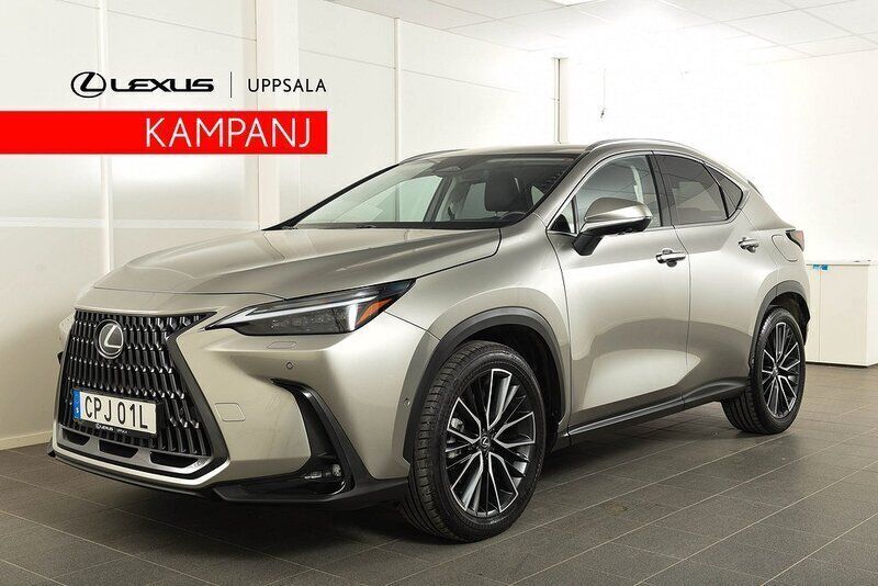 Ljusgrå (gråmetallic) Begagnad 2023 Lexus NX450h+ Luxury Line SUV | 614 900 kr (Marknadspris) - Bild 1/4