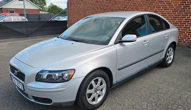 Ljusgrå Begagnad 2005 Volvo S40 Sedan | 54 900 kr (Dyr) - Bild 1/4