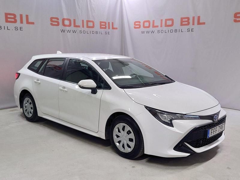 Vit (pure white ) Begagnad 2022 Toyota Corolla Kombi | 209 900 kr (Marknadspris) - Bild 1/4