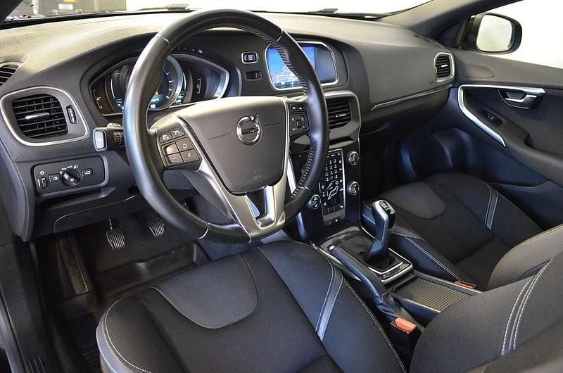 Begagnad Volvo V40 Momentum 120 HK (88 kW) 2016 Svart Halvkombi