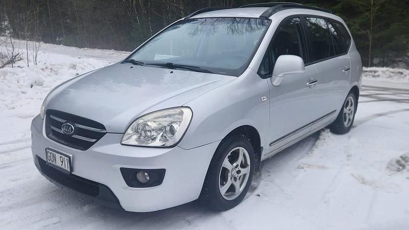 Begagnad Kia Carens 140 HK (102 kW) 2007 Silver Minibuss