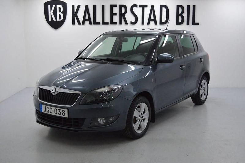Silver Begagnad 2014 Skoda Fabia Ambiente Halvkombi | 77 900 kr (Marknadspris) - Bild 1/4