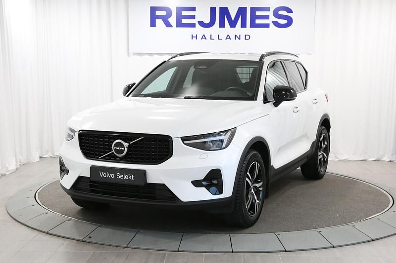 Vit Begagnad 2023 Volvo XC40 Plus SUV | 379 500 kr (Marknadspris) - Bild 1/4