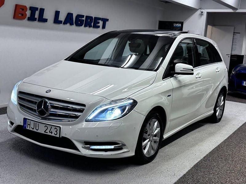 Vit Begagnad 2012 Mercedes B180 Minibuss | 99 900 kr (Marknadspris) - Bild 1/4