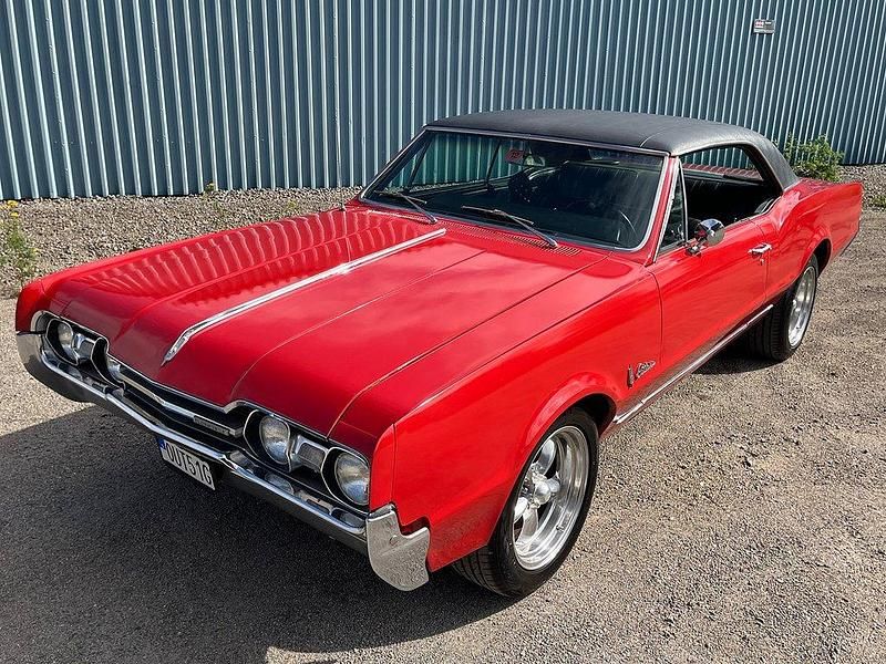 Flerfärgad Begagnad 1967 Oldsmobile Cutlass Sportkupé | 229 000 kr - Bild 1/4